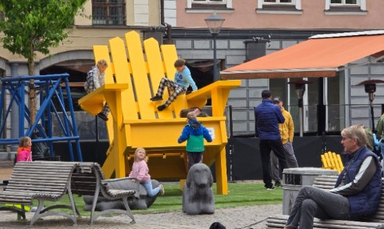 Den Gula stolen på Lilla torg är full av barn som klättrar och leker