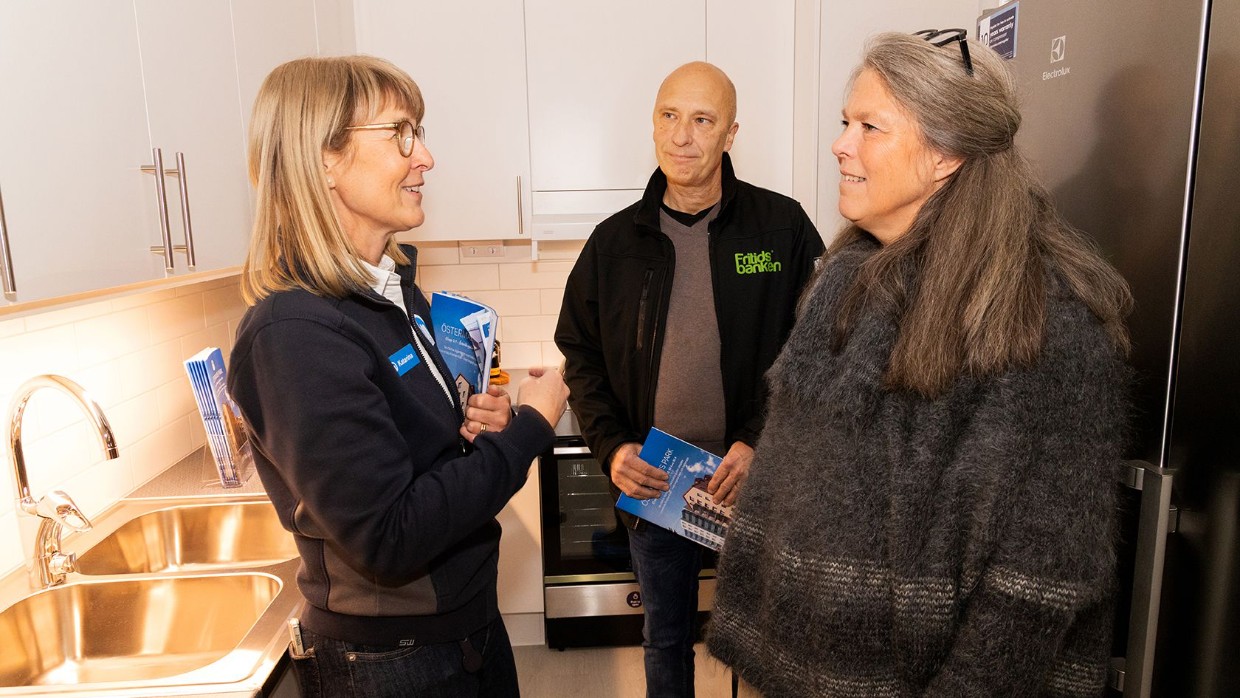 Öppen visning. Katarina från uthyrningen pratar med eventuella hyresgäster