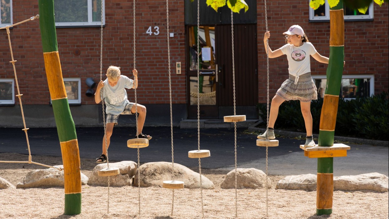 Två barn som leker på en lekplats