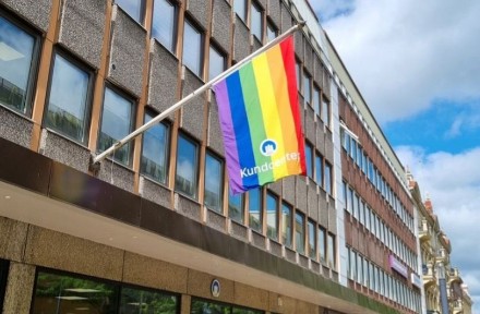 Kundcenter flaggar med prideflaggan