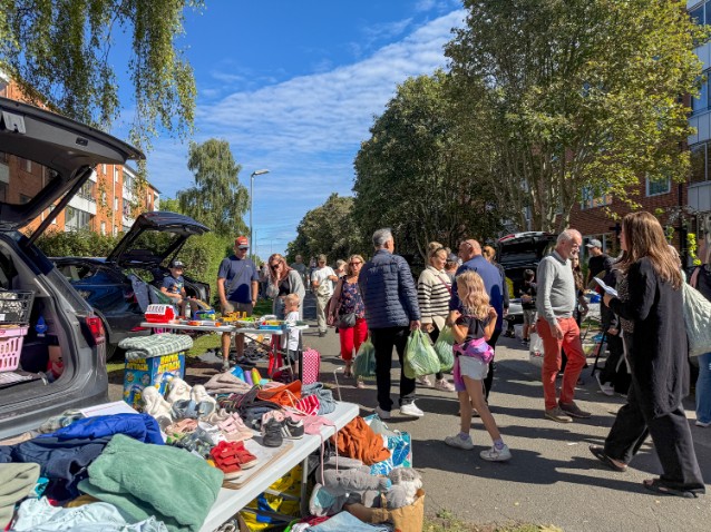 Ett myller av människor på förra Megaloppisen på Gamlegården