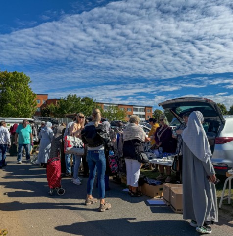Ett myller av människor på förra Megaloppisen på Gamlegården