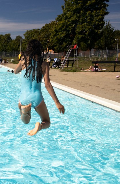 tjej som hoppar i poolen
