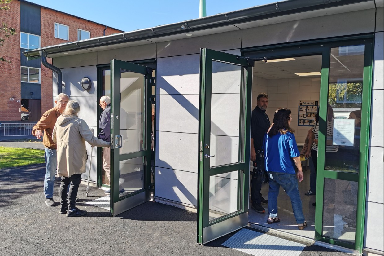 Besökare i den nya tvättstugan