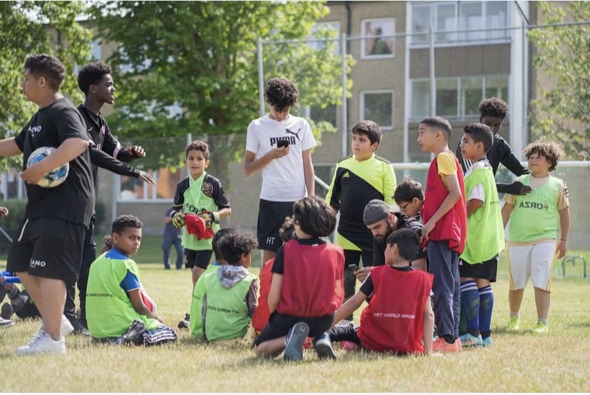 barn spelar fotboll