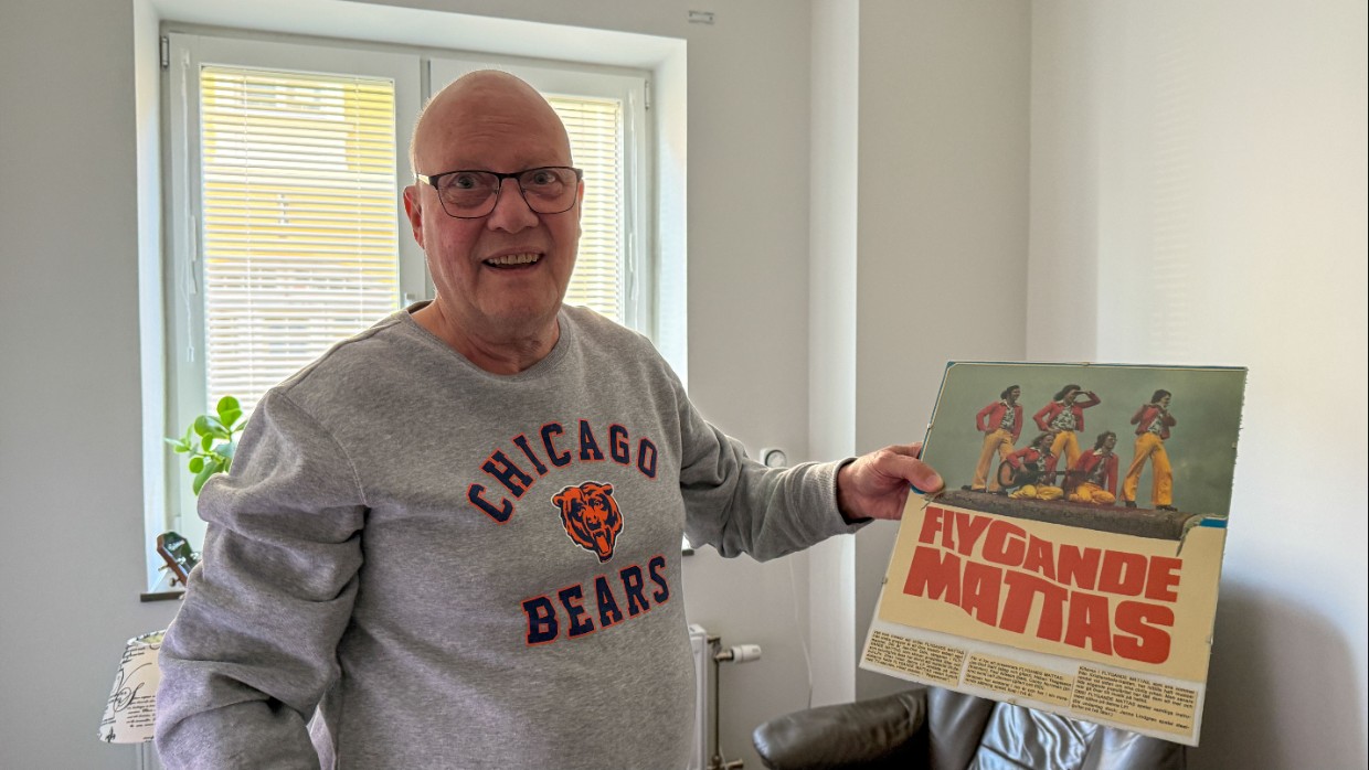 Jan Olof håller i en tavla