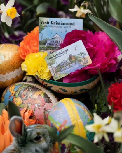 påskägg, blommor och påskharar