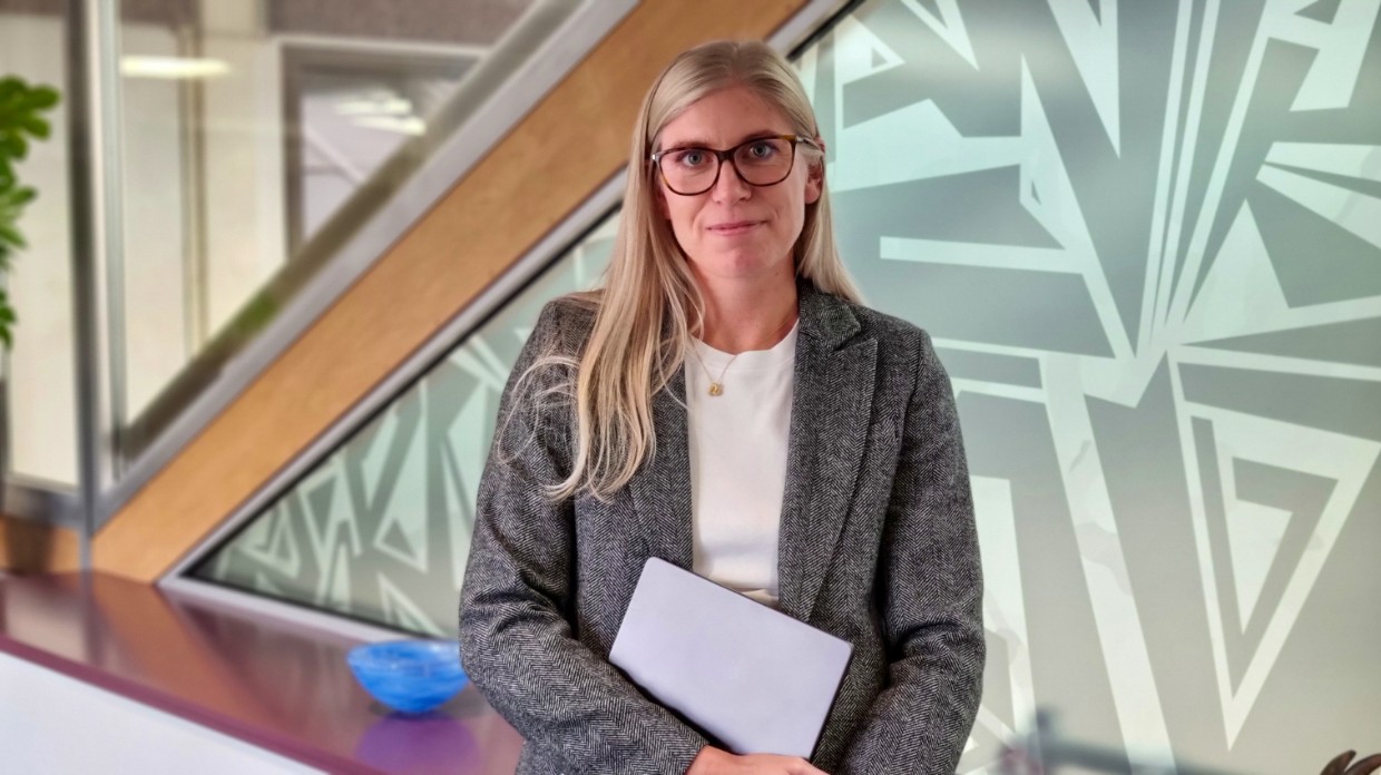 Rebecca håller i sin laptop