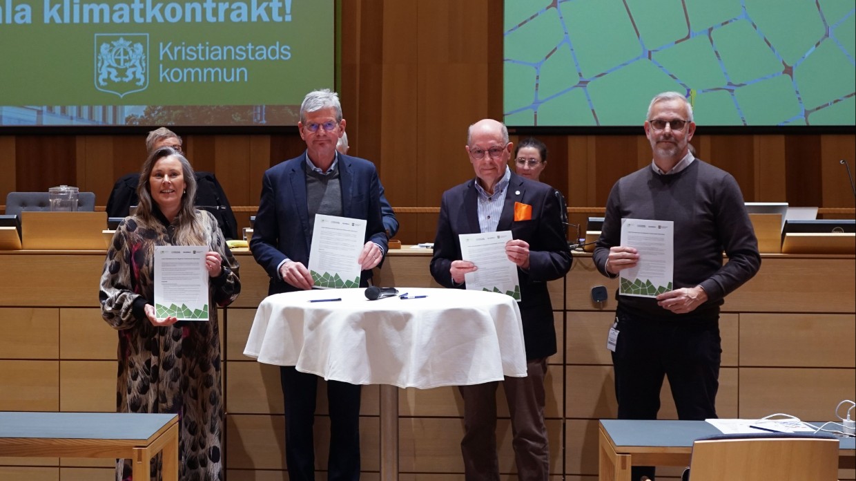 fyra personer har nyligen skrivit under klimatkontrakt